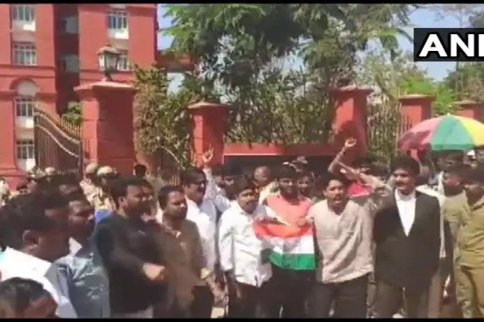 കര്ണാടകയില് കശ്മീരി വിദ്യാര്ഥികള് രാജ്യദ്രോഹക്കുറ്റത്തിന് അറസ്റ്റില്