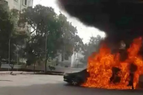 ഇന്ധനം നിറയ്ക്കുന്നതിനിടെ കാര് കത്തിയമര്ന്നു