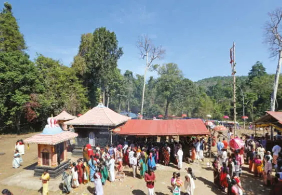 ശിവരാത്രിനാളില് ആലുവാംകുടി ക്ഷേത്രത്തിലെ ദൃശ്യം