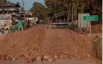 പാണത്തൂര്‍- ചെമ്പേരി റോഡ് കര്‍ണാടക മണ്ണിട്ട് അടച്ച നിലയില്‍