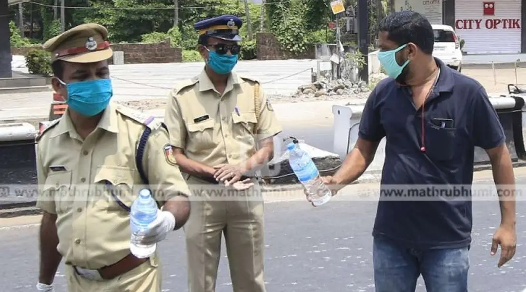 വാഹന പരിശോധനയ്ക്കിടെ സന്നദ്ധസേവാ പ്രവര്‍ത്തകര്‍ പോലീസുകാര്‍ക്ക് കുപ്പിവെള്ളം വിതരണം ചെയ്തപ്പോള്‍.  കോഴിക്കോട് മാവൂര്‍ റോഡില്‍ നിന്നുള്ള ദൃശ്യം. ഫോട്ടോ: പി.കൃഷ്ണപ്രദീപ്‌
