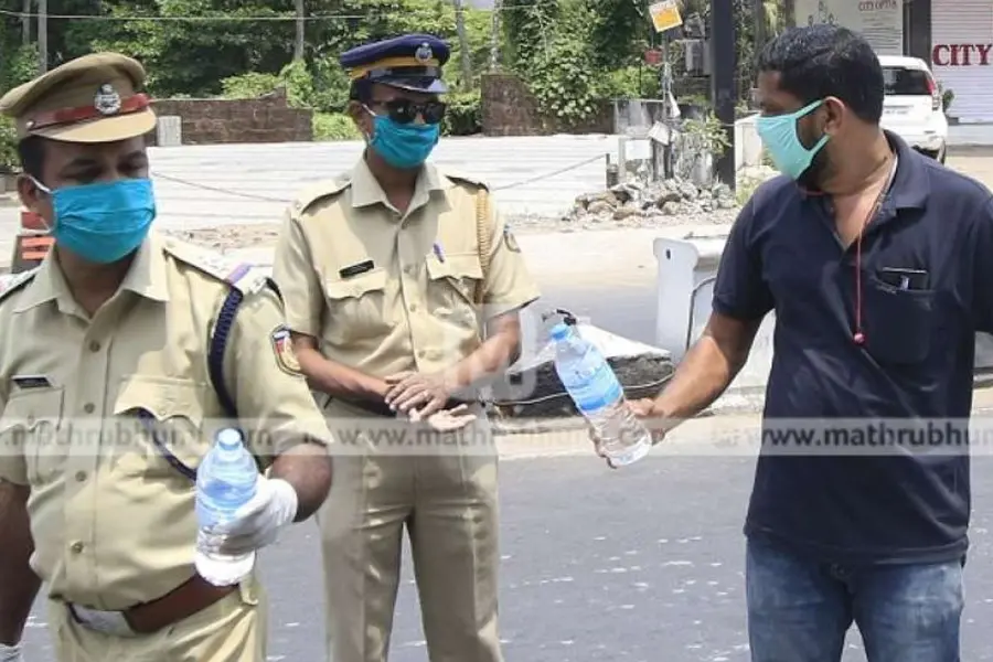 നിങ്ങള്ക്ക് വേണ്ടി വെയില് കൊള്ളുന്ന പൊലീസുകാരെ മറക്കരുത്, കുടിവെള്ളം നല്കണം- മുഖ്യമന്ത്രി