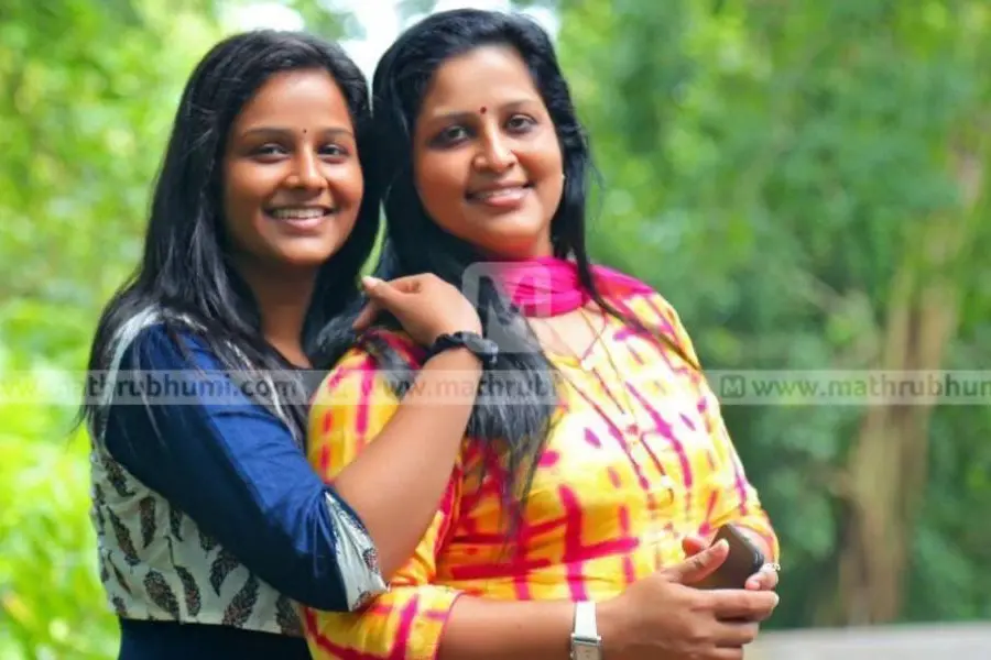 ഇവര് ശരിക്കും അമ്മയും മകളും..കെട്ട്യോളാണെന്റെ മാലാഖയിലെ അന്നേച്ചിയും ടീനമോളും