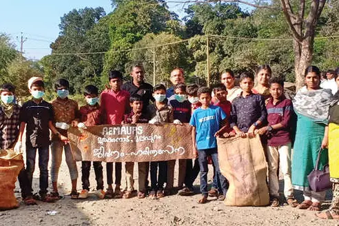 വിനോദയാത്രക്കിടയിലും പൊതു ഇടം വൃത്തിയാക്കി വിദ്യാര്ഥികള്