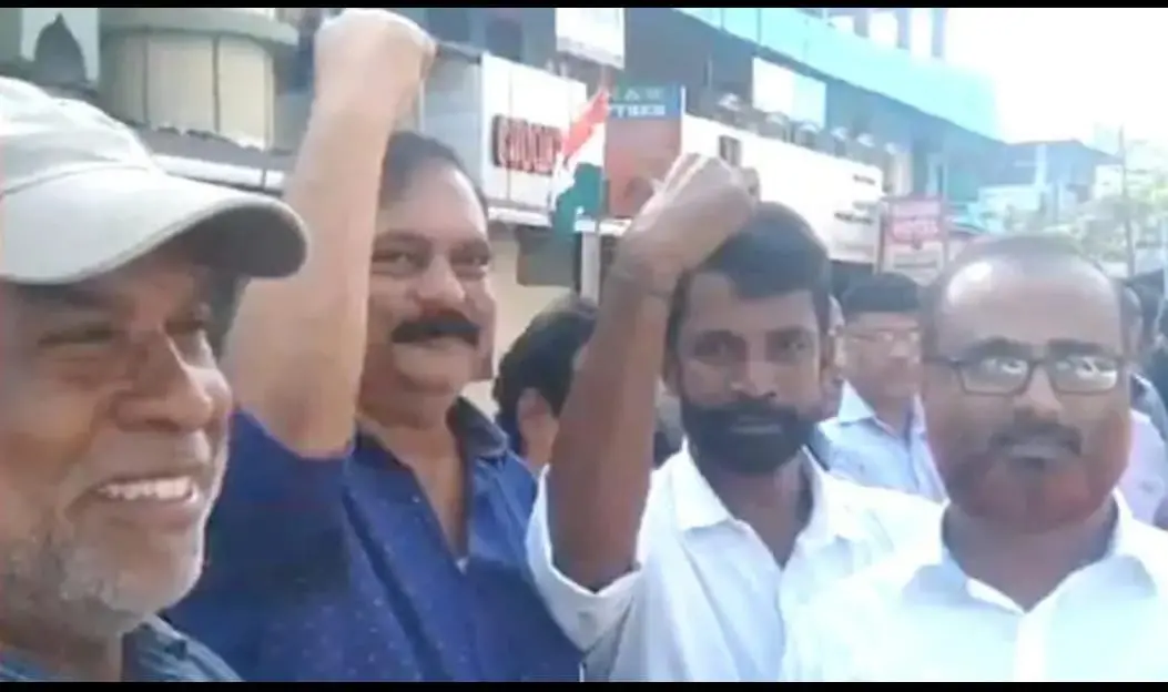 ബേപ്പൂര് മണ്ഡലം വൈസ് പ്രസിഡന്റ് കെ.എം.ബഷീര് മനുഷ്യ മഹാശൃംഖലയില് .ഫോട്ടോ: ഫെയ്സ്ബുക്ക്