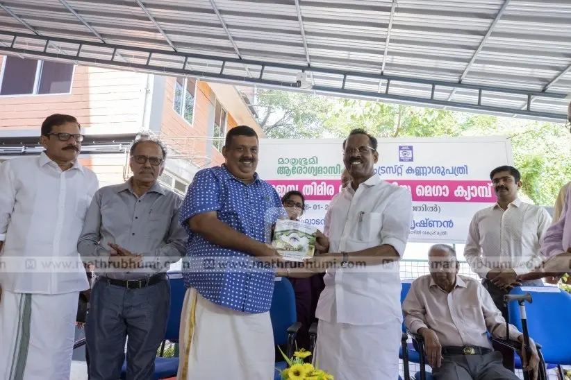 കോഴിക്കോട് ജില്ലാ സമ്പൂര്ണ്ണ നേത്ര ചികിത്സാ പദ്ധതി പ്രവര്ത്തന റിപ്പോര്ട്ട് തൊഴില്- എക്സൈസ് വകുപ്പ് മന്ത്രി ടി.പി. രാമകൃഷ്ണന് മാതൃഭൂമി ചീഫ് പി.ആര്.ഒ കെ.ആര്.പ്രമോദിന് കൈമാറുന്നു.