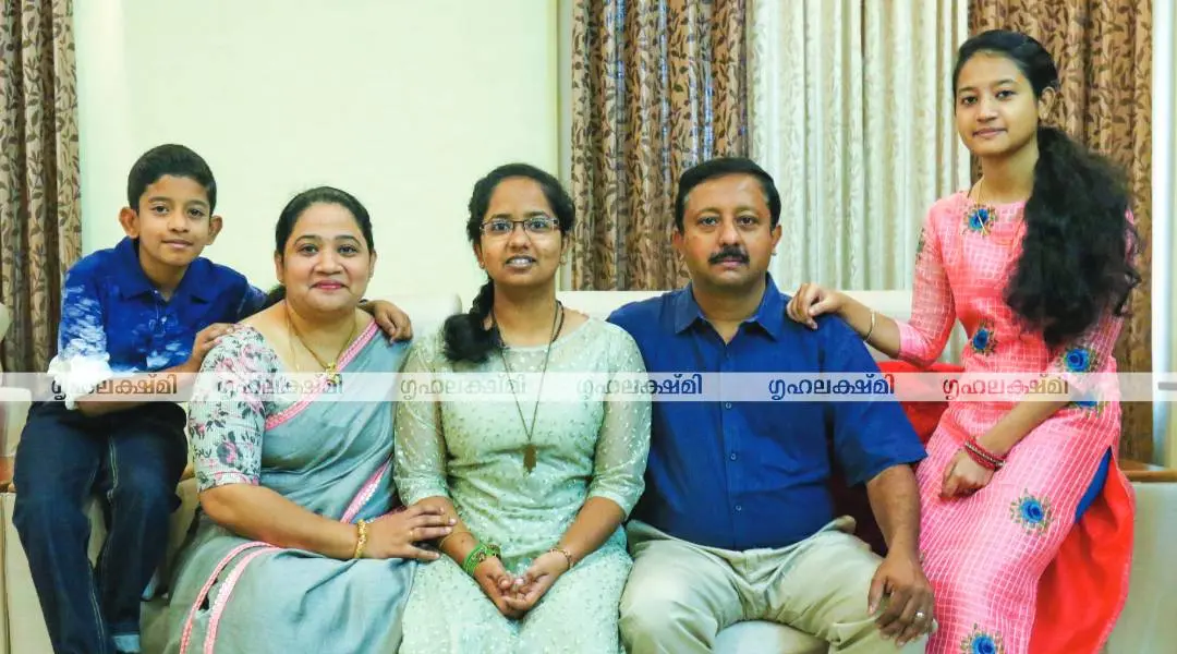 ആംസ്ട്രോങ്ങ്, ഭാര്യ ജീബ, മക്കള് റോസ്, ആന്, ഡൊമിനിക്ക് എന്നിവര്ക്കൊപ്പം