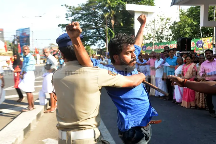 മനുഷ്യ മഹാശൃംഖലയ്ക്കിടെ ആര്എസ്എസ് പ്രവര്ത്തകന് ആത്മഹത്യക്ക് ശ്രമിച്ചു