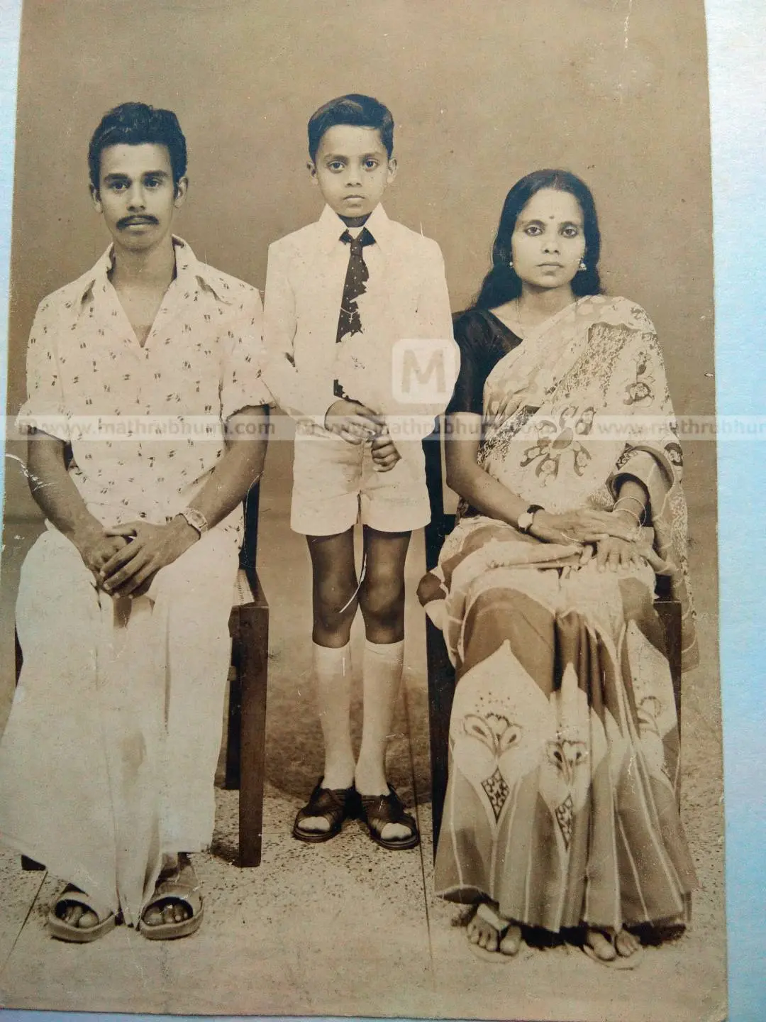 ഫ്രാന്സിസ് നൊറോണയുടെ ആദ്യകുര്ബാനവേളയിലെടുത്ത ചിത്രം. പിതാവ് ക്ലീറ്റസ് നൊറോണ, അമ്മ ബാര്ബര നൊറോണ.