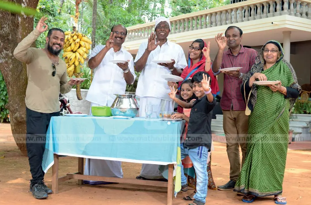കൊച്ചിക്കോയ ഉണ്ടാക്കുന്ന അര്മാനിക്കയോടൊപ്പം അബ്ദുറഹ്മാനും കുടുംബവും
