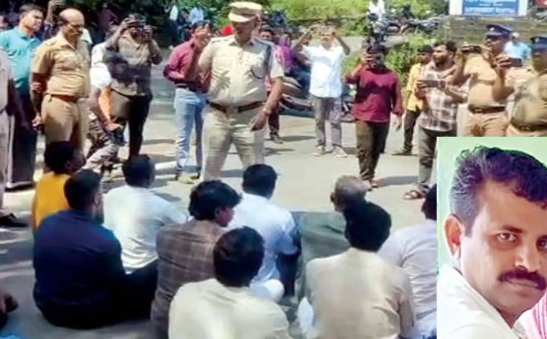 Police controlling the protestors | Mathrubhumi