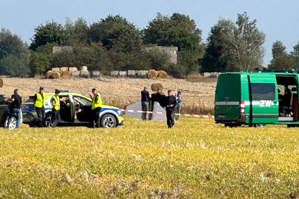 Police and Military Police secure parts of a damaged UAV shot down by Polish authorities at a site in Wohyn, Poland | Photo: AP