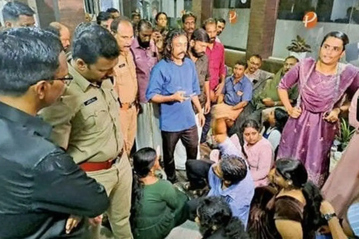 Ayyankuzhi residents protest by blocking the way of Sub-Collector Grandhe Sai Krishna, who had come to Chottanikkara lodge for a discussion, as he was about to leave