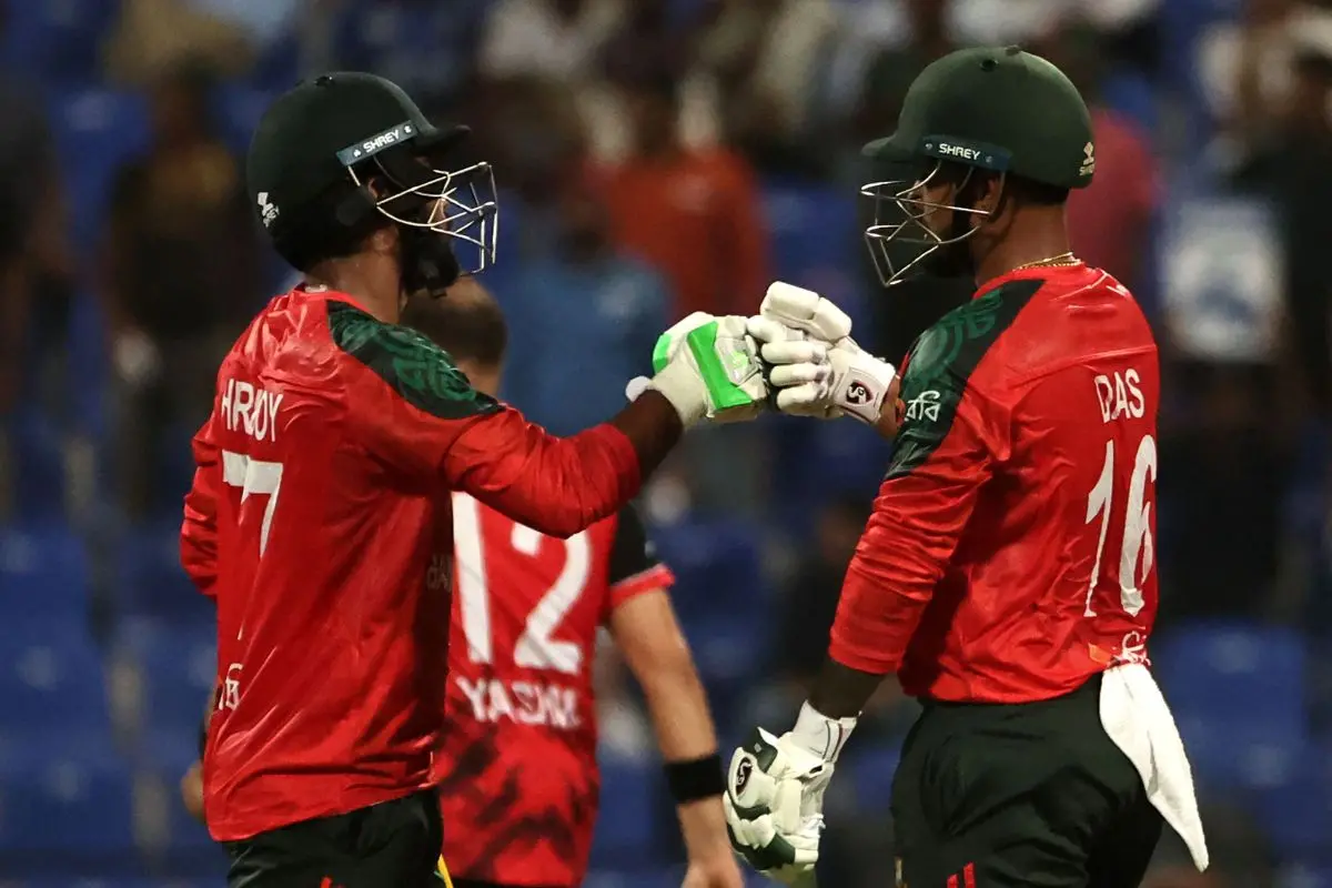 Bangladesh's captain Litton Das (R) and his teammate Towhid Hridoy bump their fists during the Asia Cup 2025 | Photo: AFP