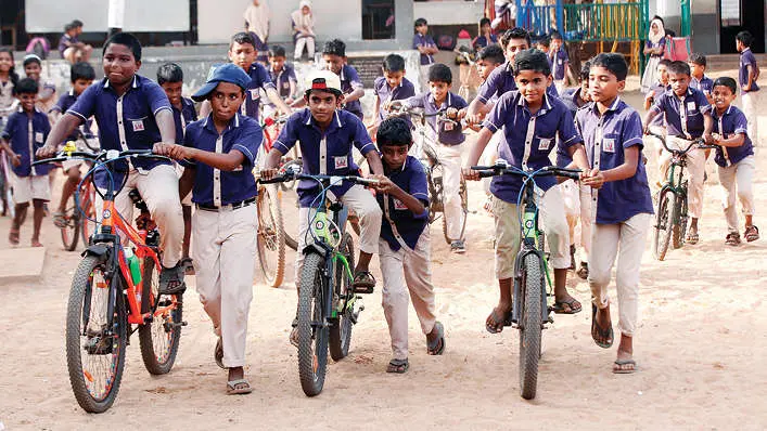 അരിയല്ലൂര് ജി.യു.പി.സ്കൂളില് സൈക്കിള് പരിശീലനം നടത്തുന്ന കുട്ടികള്-ഫോട്ടോ: കെ.ബി. സതീഷ് കുമാര്