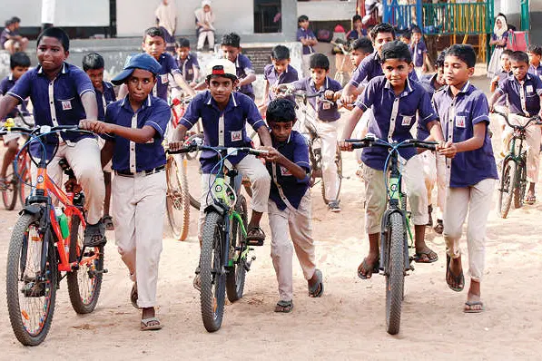 പുകവണ്ടികളെ 'ചവിട്ടിത്തോല്പ്പിക്കും' ഈ ചങ്കന്മാര്; കൊറോണ അവധി കഴിഞ്ഞാന് സൈക്കിളെത്തും