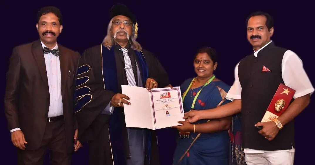 ഫോട്ടോ 1. യുനൈറ്റഡ് ഹ്യൂമന്‍ കെയര്‍ ഇന്റര്‍നാഷണലിന്റെ അബ്രഹാം ലിങ്കണ്‍ എക്സലന്‍സ് അവാര്‍ഡ് ഡോ. ഇളവരശി ജയകാന്തിന് പ്രസിഡന്റ് ഡോ. എസ്. ശെല്‍വിന്‍കുമാര്‍ സമ്മാനിക്കുന്നു