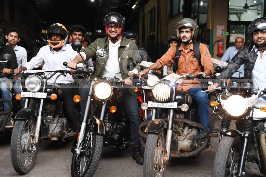 ബുള്ളറ്റോടിച്ച് ടൊവിനൊ ആര്പ്പുവിളിച്ച് ആള്ക്കൂട്ടം; ട്രെയ്ലര് പുറത്തിറക്കി