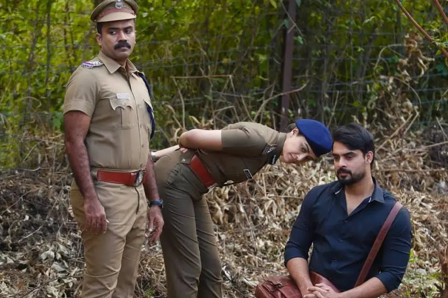 നടു വളഞ്ഞൊടിഞ്ഞു, എവിടെടോ തെളിവ്?; ടൊവിനോയോട് മംമ്ത