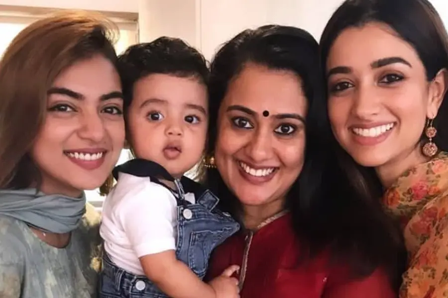 'മൂന്ന് രാജകുമാരിമാരും ഒരു രാജകുമാരനും'; കുഞ്ഞ് ഇസയ്ക്ക് സ്നേഹവുമായി നസ്രിയയും അമാലും