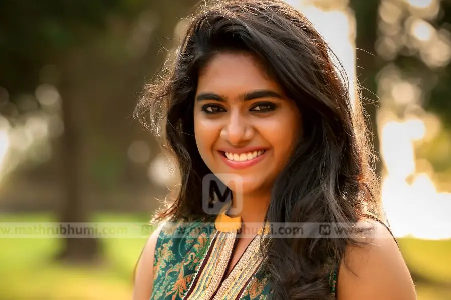 മെയ്ക്കപ്പ് ഇട്ട ഫോട്ടോയ്ക്ക് വിമർശനം; പ്രസ്താവന വ്യക്തമാക്കി നിമിഷ സജയൻ