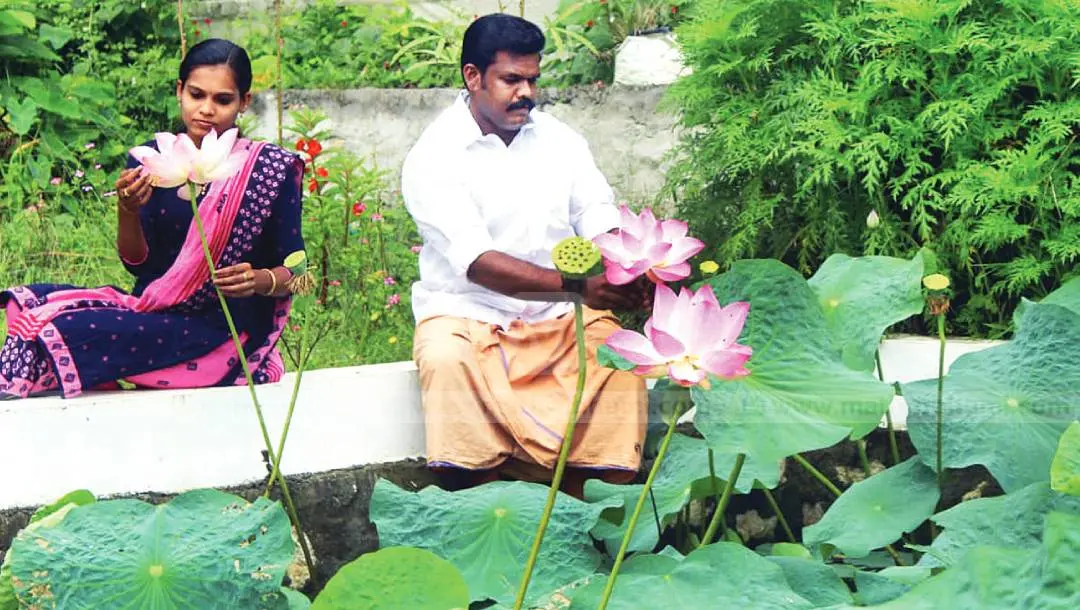 മനു തയ്യിലിന്റേയും സഹോദരി മീനുവും താമരക്കുളത്തിനരികില്