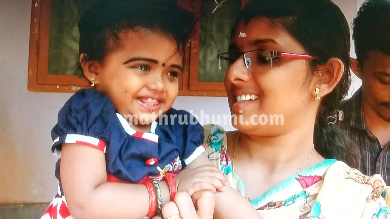 അൻവിത അമ്മ ഗോപികയ്ക്കൊപ്പം. ഫോട്ടോ: ബിനു തോമസ്.