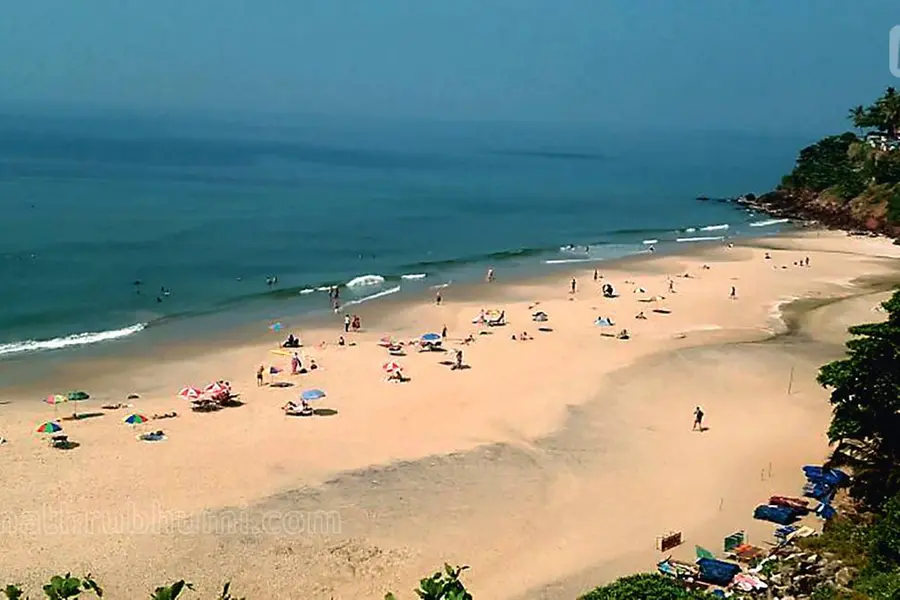 നീളമേറിയ കടല്‍ത്തീരം, സിന്ദൂരവര്‍ണമണിഞ്ഞ കുന്നുകള്‍... ഇത് സഞ്ചാരികളുടെ സ്‌നേഹതീരം