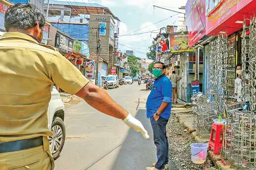വിതരണക്കാർക്ക് അനുമതിയില്ല, കടകൾ കാലിയാകുന്നു