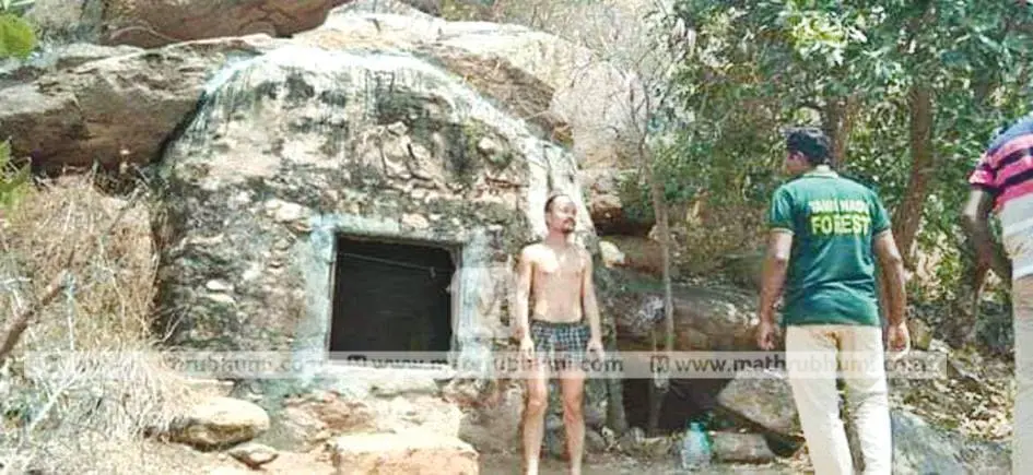 തിരുവണ്ണാമലൈയിൽ ഗുഹയിൽ താമസിച്ച ചൈനീസ് യുവാവിനെ വനംവകുപ്പുദ്യോഗസ്ഥർ പിടികൂടിയപ്പോൾ