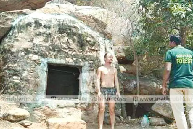 ലോഡ്ജില്‍ മുറി കിട്ടിയില്ല ഗുഹയില്‍ താമസിക്കുകയായിരുന്ന ചൈനക്കാരനെ പിടികൂടി