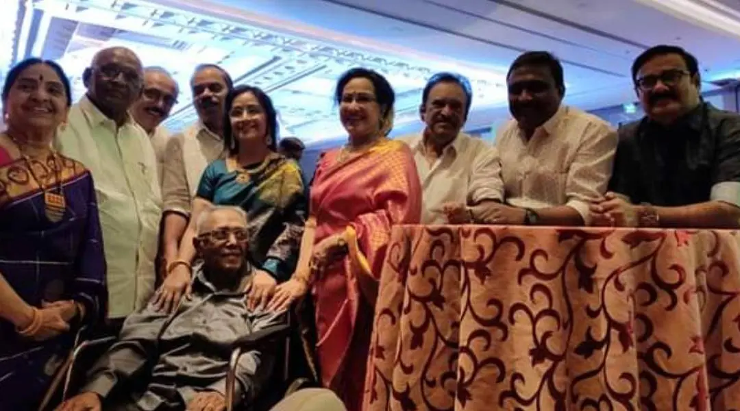എ.ബി.രാജ് ഷീല, മേനക, സുരേഷ് കുമാര്‍, മുത്തുരാമന്‍, സത്യന്‍ അന്തിക്കാട്, ഹരിഹരന്‍, രഞ്ജിത്, മണിയന്‍പിള്ള രാജു എന്നിവര്‍ക്കൊപ്പം. Photo Courtesy: Friday Media