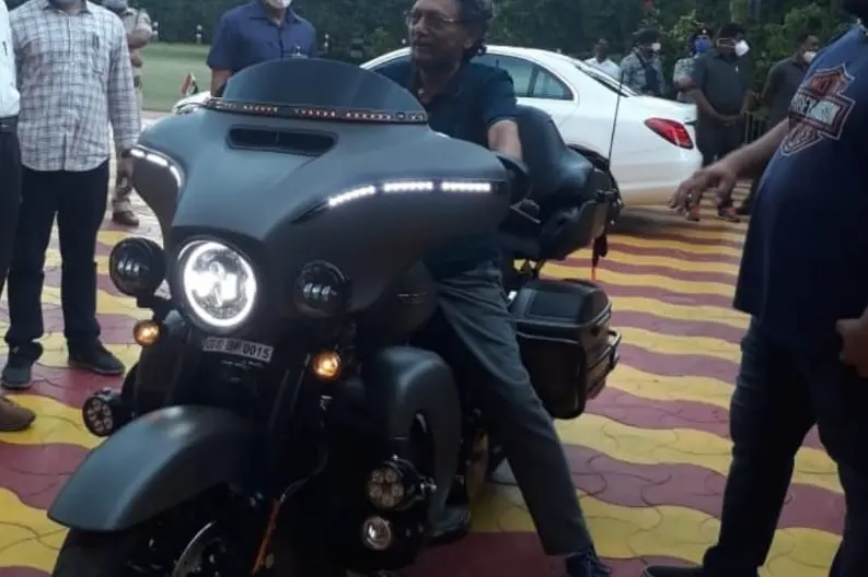 ഹാര്‍ലി ഡേവിഡ്സണില്‍ ഇരിക്കുന്ന ചീഫ് ജസ്റ്റിസിന്റെ ചിത്രം വൈറല്‍ ആക്കിയത് ആര്...?