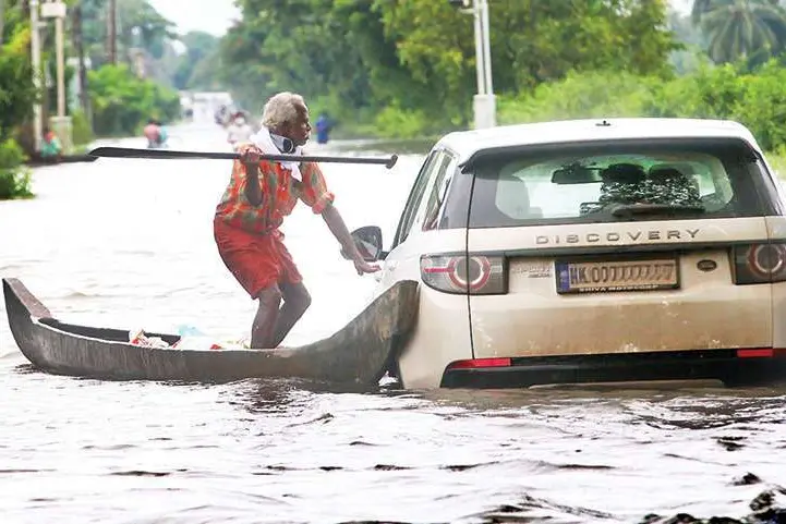വെള്ളപ്പൊക്കം: ആലപ്പുഴയില് വീണ്ടും മടവീഴ്ച; സിഎസ്ഐ ചാപ്പല് നിലംപൊത്തി
