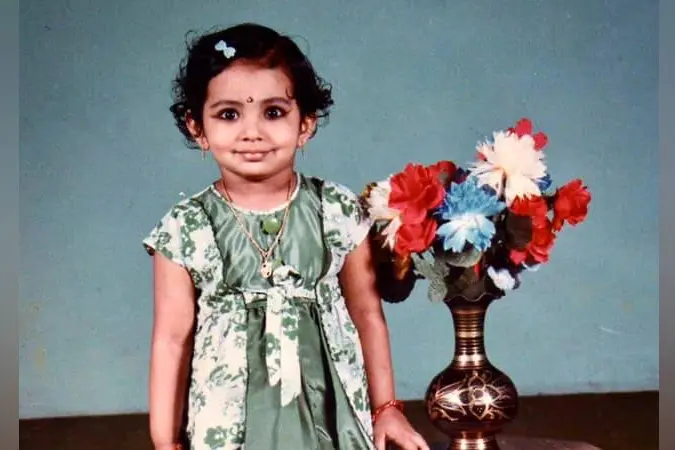 ഒരു വിചിത്ര ചിരിയുമായി പ്ലിങ്ങി നിന്ന ഈ പെൺകുട്ടിയെ അറിയാമോ?