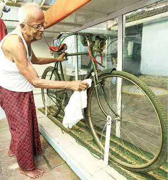 പാലക്കാട് കുന്നത്തൂര്മേട്ടിലെ വീട്ടില് ചില്ലലമാരയില് സൂക്ഷിച്ച സ്വാതന്ത്ര്യസമരസേനാനിയായ ആര്. മുത്തുകൃഷ്ണ നായിഡുവിന്റെ സൈക്കിള് മകന് എം. ഹരിറാവു നായിഡു തുടയ്ക്കുന്നു.