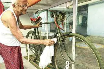 ഞാനുള്ളകാലത്തോളും ഈ സൈക്കിള്‍ സംരക്ഷിക്കും; ചില്ല് അലമാരയില്‍ പൊന്നുപോലെ അച്ഛന്റെ വാഹനം