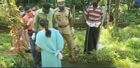 മൃതദേഹം കണ്ടെത്തിയ സ്ഥലത്ത് ഉദ്യോഗസ്ഥര് പരിശോധന നടത്തുന്നു