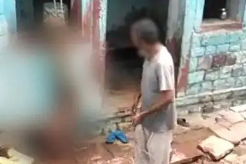 മകനെ തലകീഴായി കെട്ടിയിട്ട് മര്ദിച്ച് പിതാവ്; വീഡിയോ പ്രചരിച്ചതോടെ അറസ്റ്റ്