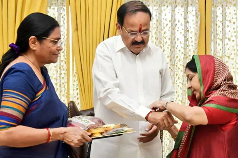 'പ്രിയപ്പെട്ട സഹോദരി..' സുഷമ സ്വരാജിനൊപ്പമുള്ള ചിത്രം പങ്കുവെച്ച് ഉപരാഷ്ട്രപതി