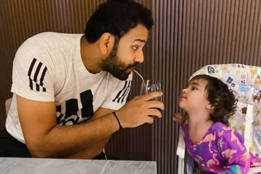 'കടല് ഒരുപാട് ഇഷ്ടം, പ്ലാസ്റ്റിക് സ്ട്രോകള് ഉപയോഗിക്കരുത്'; മകള് സമൈറയോട് രോഹിത്