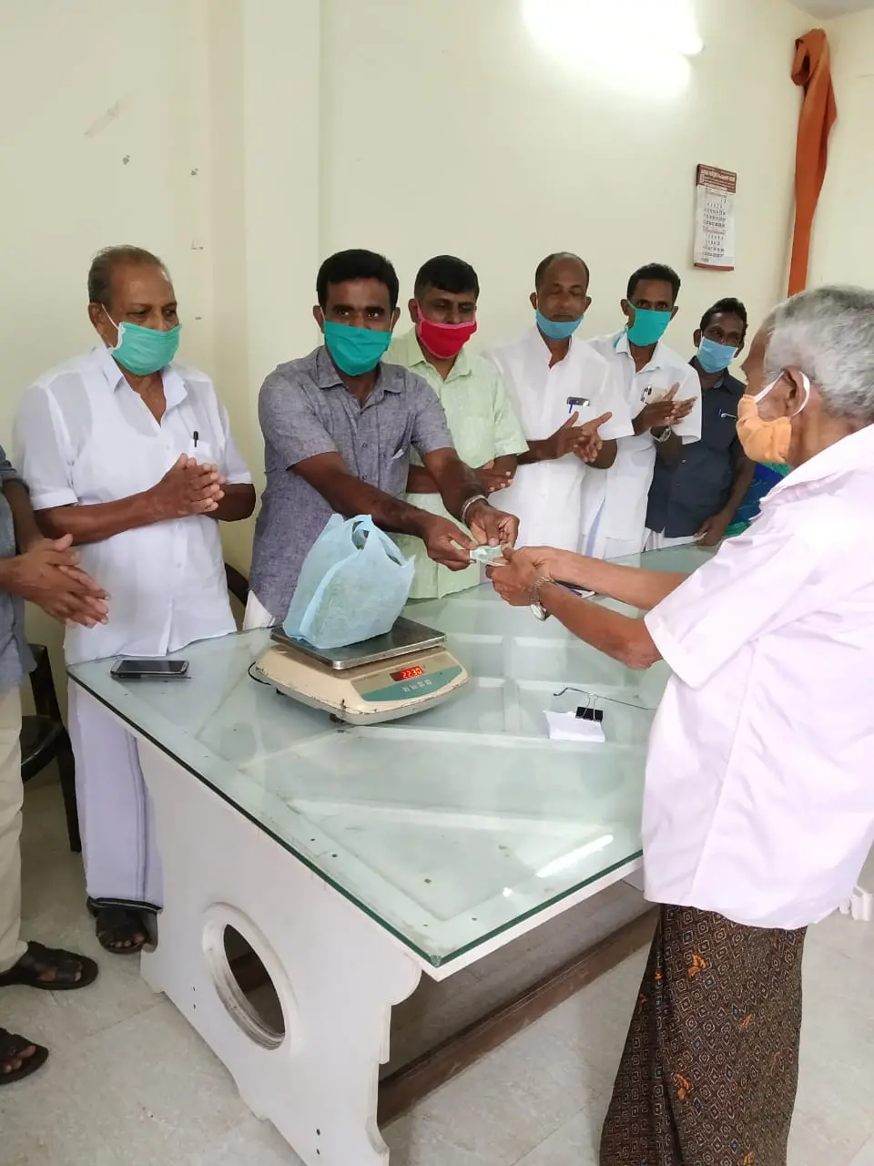 കര്‍ഷകരില്‍നിന്ന് കാന്താരി സംഭരിക്കുന്നു.