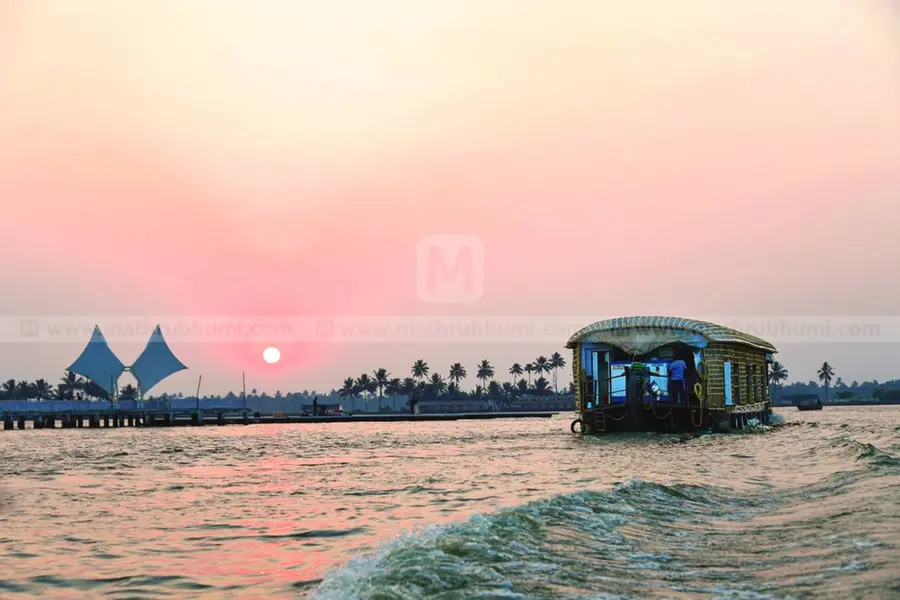 കുട്ടനാടന് ജീവിതത്തിന്റെ പുതുവഴിയിലൂടെ ഒരു കാര് യാത്ര