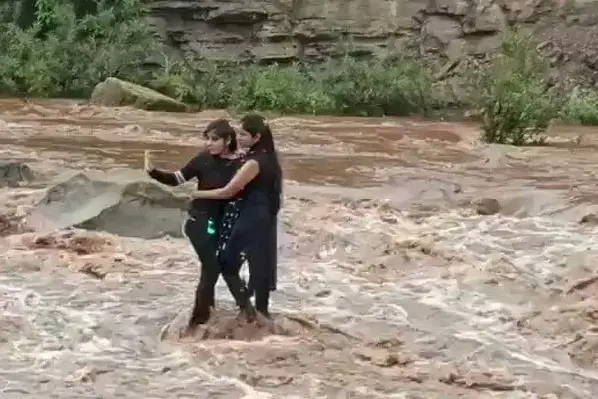 നദിക്കു കുറുകെ പോയി സെല്ഫിയെടുക്കാൻ ശ്രമം, മലവെള്ളപ്പാച്ചിലില് കുടുങ്ങി പെൺകുട്ടികൾ
