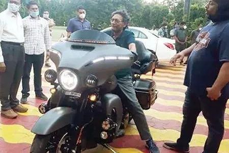 അരകോടിയുടെ ഹാര്ലി ഡേവിഡ്സണ് ബൈക്കില് ചീഫ് ജസ്റ്റിസ്; ആദ്യം കൗതുകം, പിന്നാലെ വിവാദം