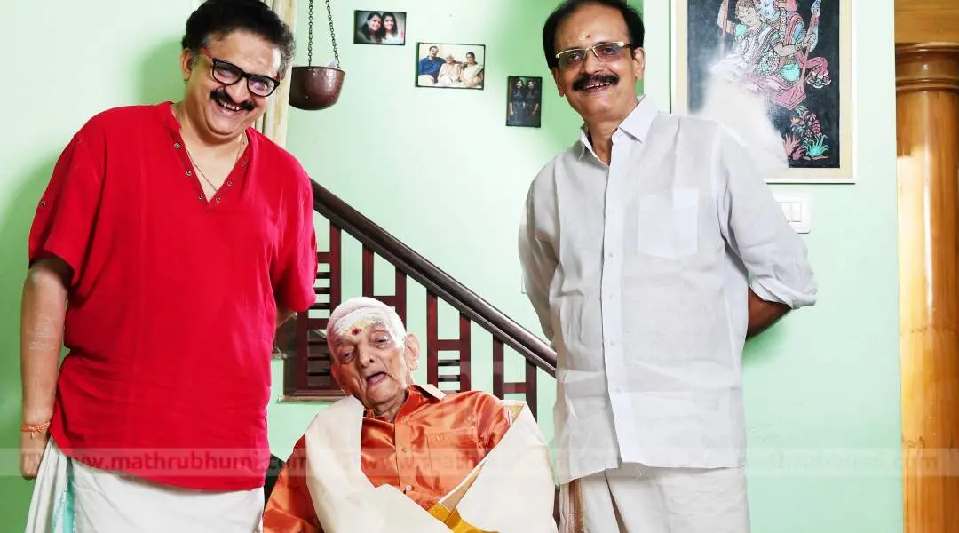 ഉണ്ണികൃഷ്ണന് നമ്പൂതിരി മക്കളായ ജസ്റ്റിസ് പി.വി. കുഞ്ഞികൃഷ്ണന്, ഭവദാസന് നമ്പൂതിരി എന്നിവര്ക്കൊപ്പം