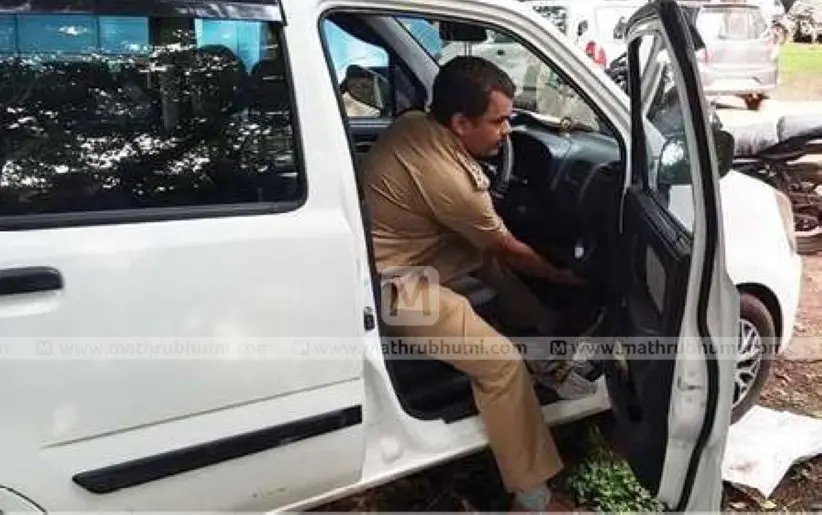 ഗണപതിവിഗ്രഹം ഒളിപ്പിച്ച കാറിന്റെ സ്റ്റിയറിങ്ങിന്റെ താഴെഭാഗം വനംവകുപ്പ് ഉദ്യോഗസ്ഥന് പരിശോധിക്കുന്നു