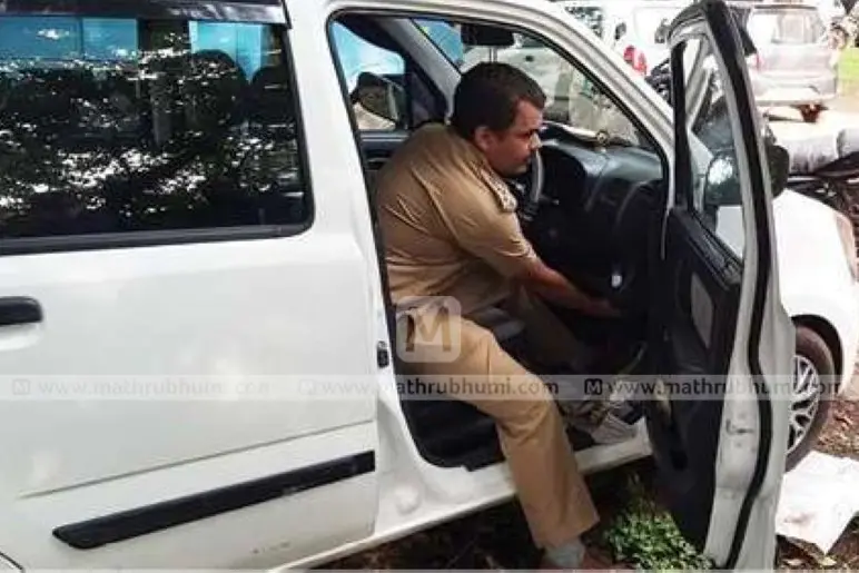 വിഗ്രഹവുമായി വെളുത്ത കാര്, കാറുകളില് പിന്തുടര്ന്ന് വനംവകുപ്പ്; സിനിമാ സ്റ്റൈലില് പൂട്ടി