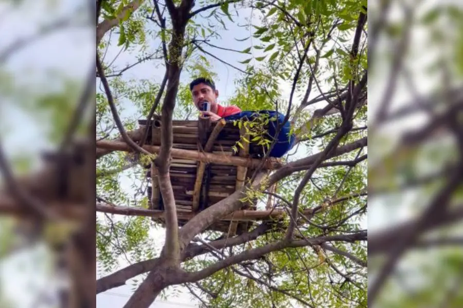 ചരിത്രം പഠിപ്പിക്കേണ്ടത് ഓണ്‍ലൈനിലൂടെ, റേഞ്ച് കിട്ടാന്‍ അധ്യാപകന്‍ മരത്തിനു മുകളില്‍