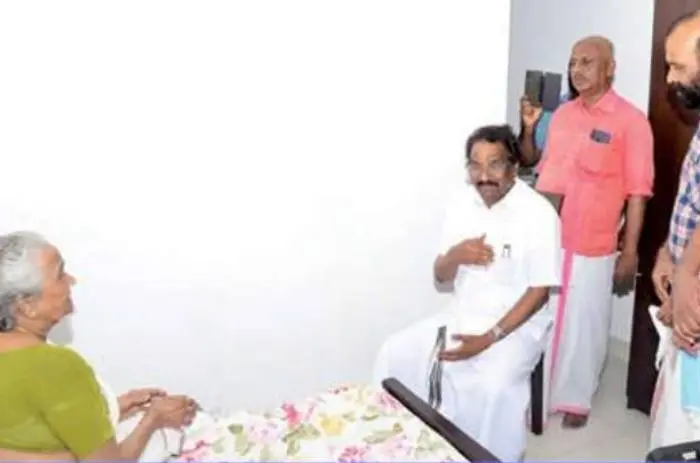 അന്തരിച്ച സംഗീത സംവിധായകൻ എം.കെ. അർജുനൻ മാസ്റ്ററുടെഭാര്യ ഭാരതിയമ്മയെ മന്ത്രി എ.കെ. ബാലൻ സന്ദർശിച്ചപ്പോൾ